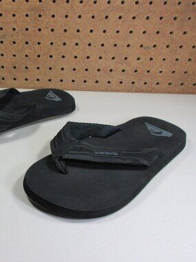 QuikSilver mens black Monkey Wrench thong sandals 8 M
